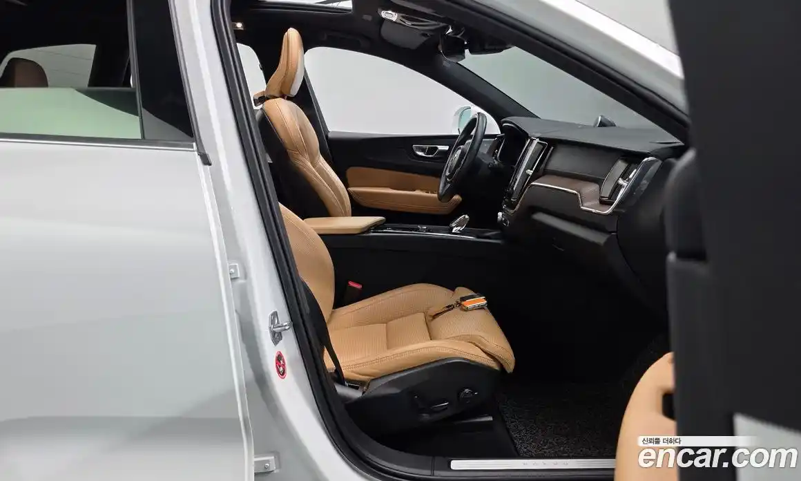 Volvo XC60 2021 2.0 автомат (гидро), фото 16