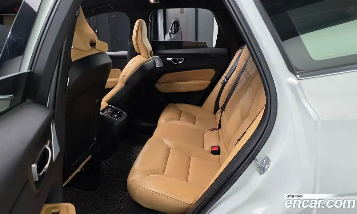 Volvo XC60 2021 2.0 автомат (гидро), фото 17