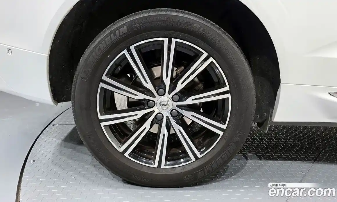 Volvo XC60 2021 2.0 автомат (гидро), фото 4