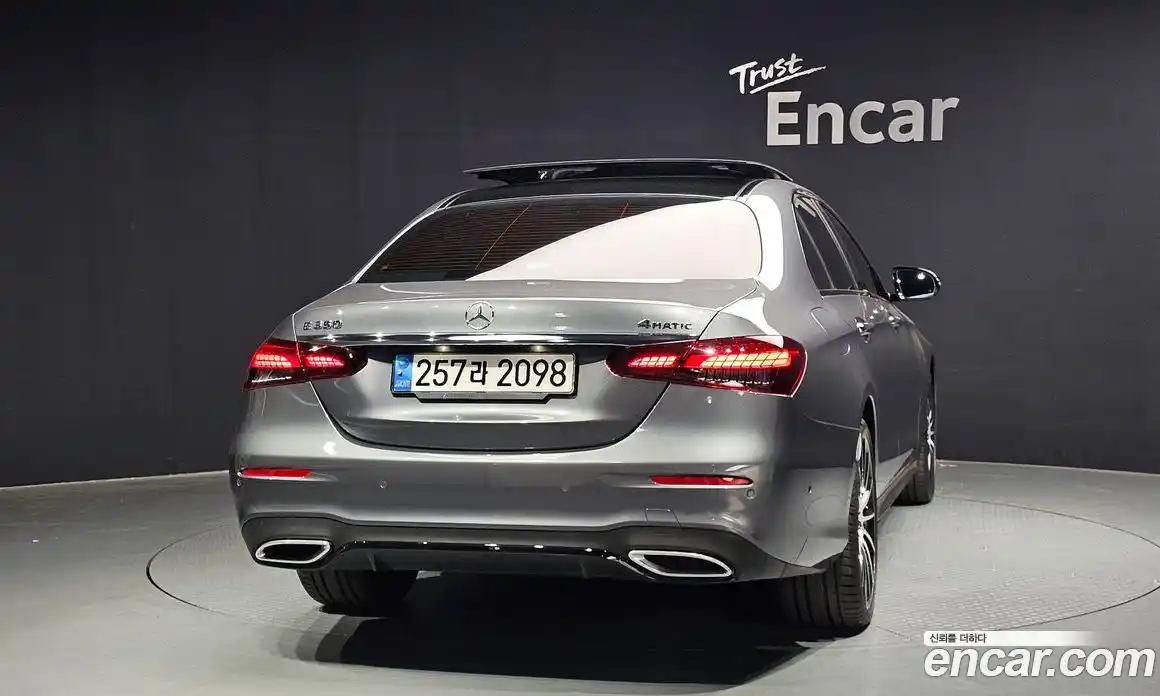 Mercedes-Benz E-Class 2023 2.0 гидро, фото 4