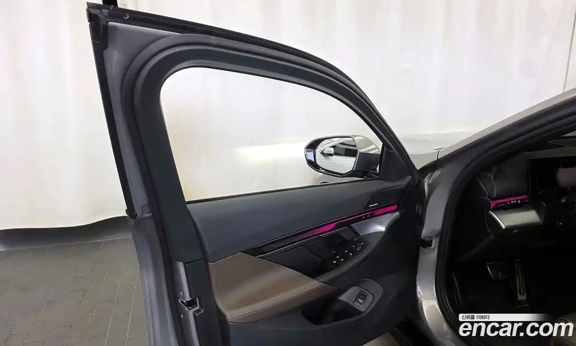 BMW 5-Series 2025 2.0 гидро, фото 14