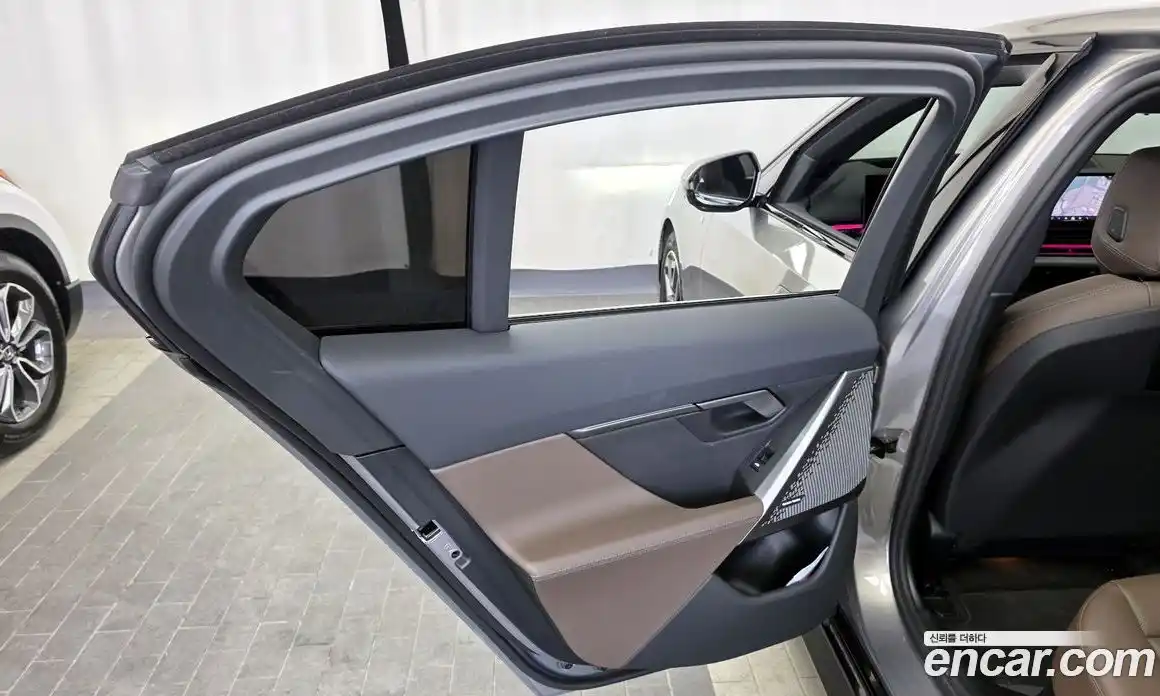 BMW 5-Series 2025 2.0 гидро, фото 15