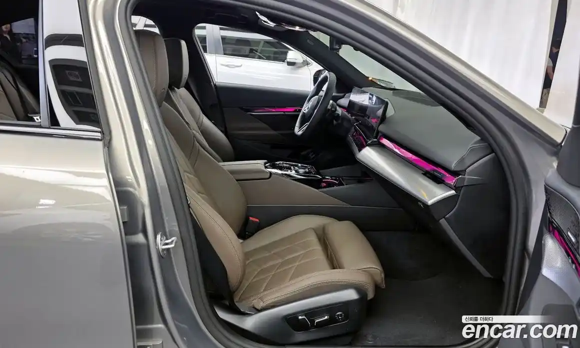 BMW 5-Series 2025 2.0 гидро, фото 17