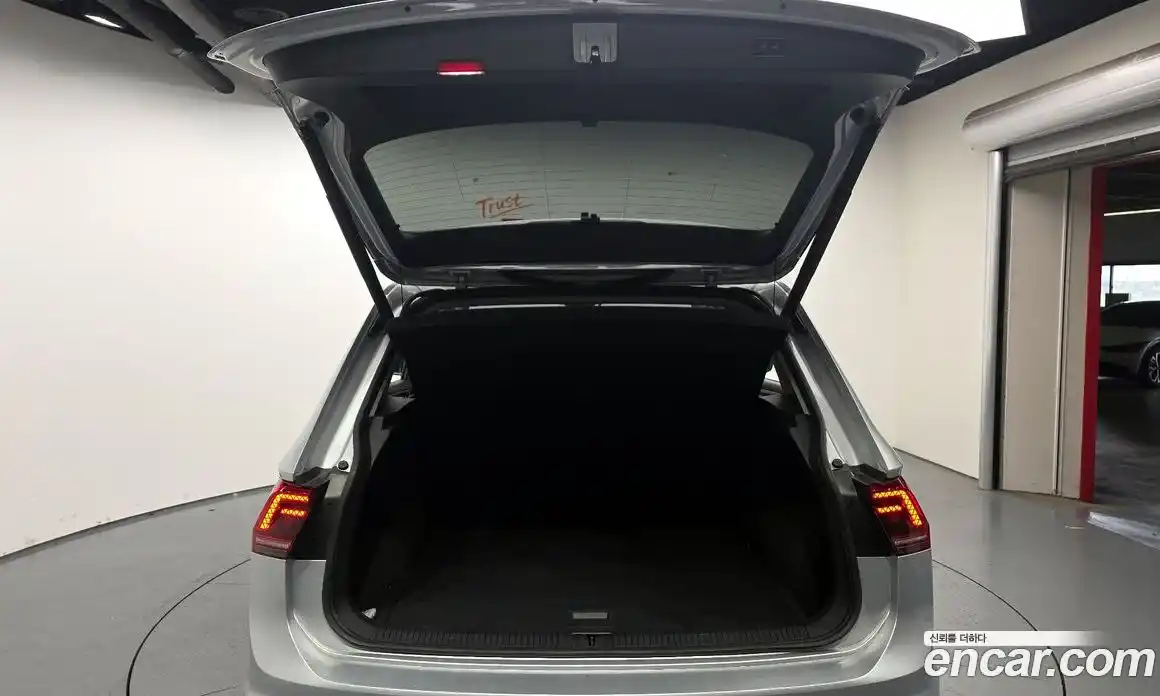 Volkswagen Tiguan 2018 2.0 автомат (гидро), фото 20