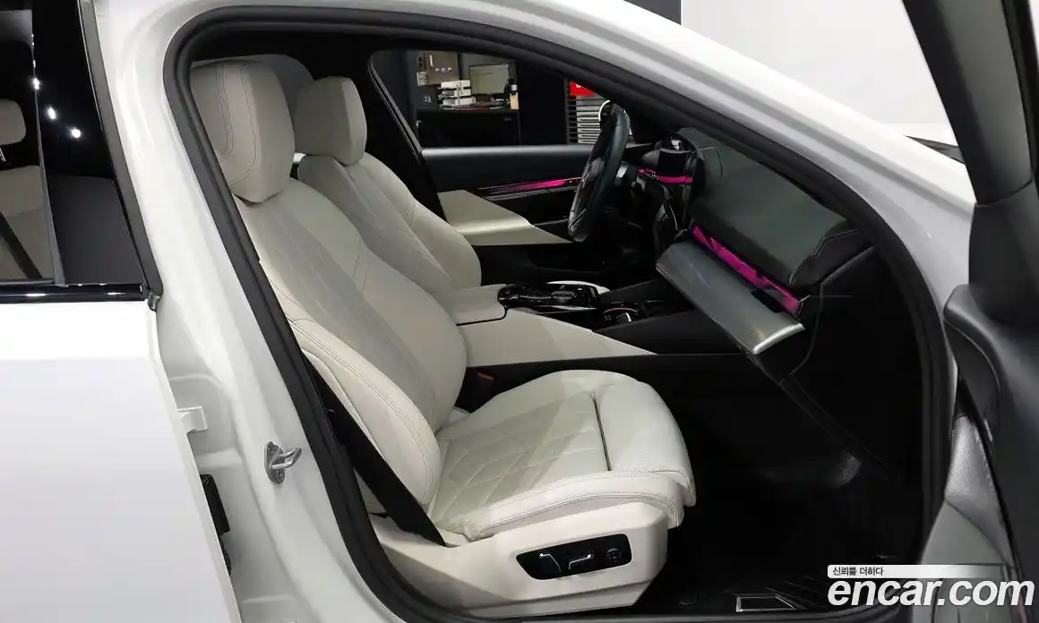 BMW 5-Series 2025 2.0 гидро, фото 11