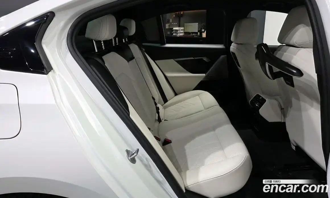 BMW 5-Series 2025 2.0 гидро, фото 12