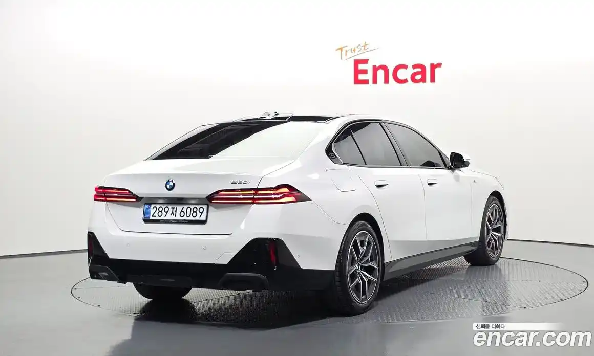 BMW 5-Series 2025 2.0 гидро, фото 2