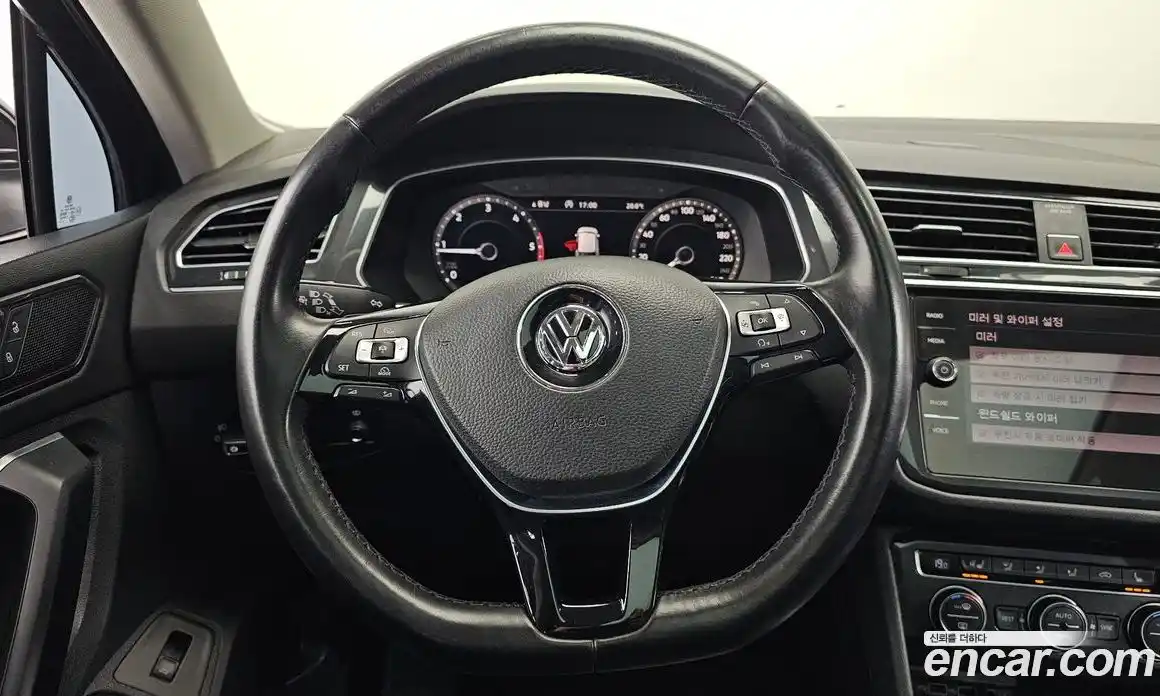 Volkswagen Tiguan 2018 2.0 автомат (гидро), фото 13