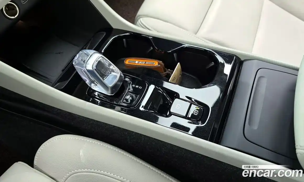 Volvo XC40 2025 2.0 автомат (гидро), фото 12
