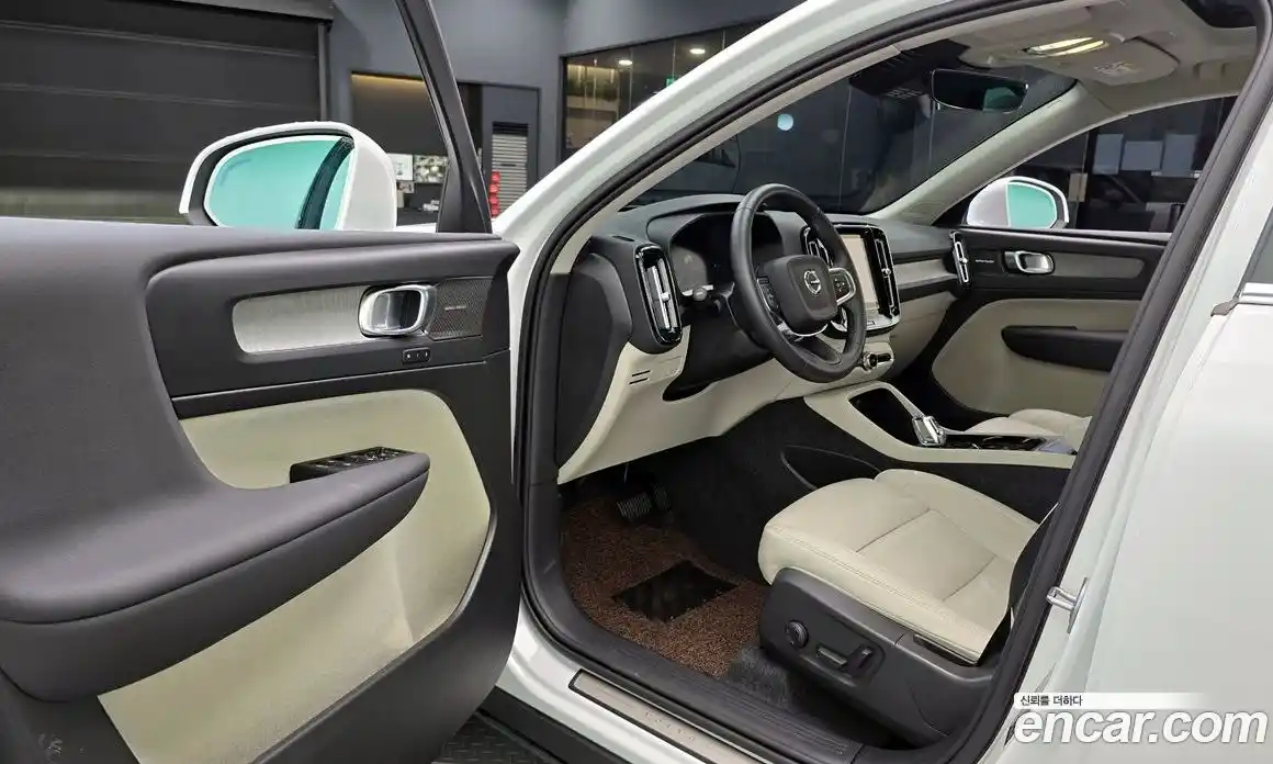Volvo XC40 2025 2.0 автомат (гидро), фото 13