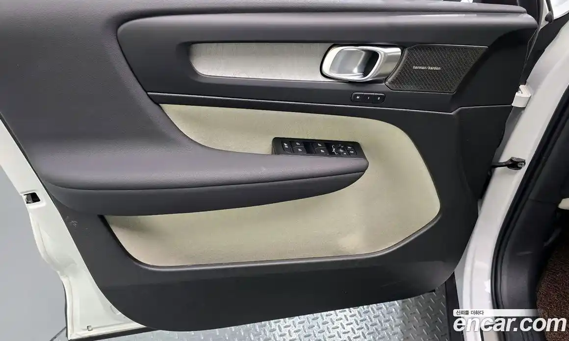Volvo XC40 2025 2.0 автомат (гидро), фото 14