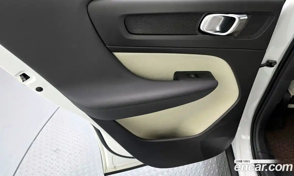 Volvo XC40 2025 2.0 автомат (гидро), фото 15
