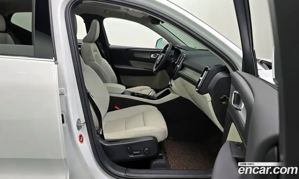Volvo XC40 2025 2.0 автомат (гидро), фото 16