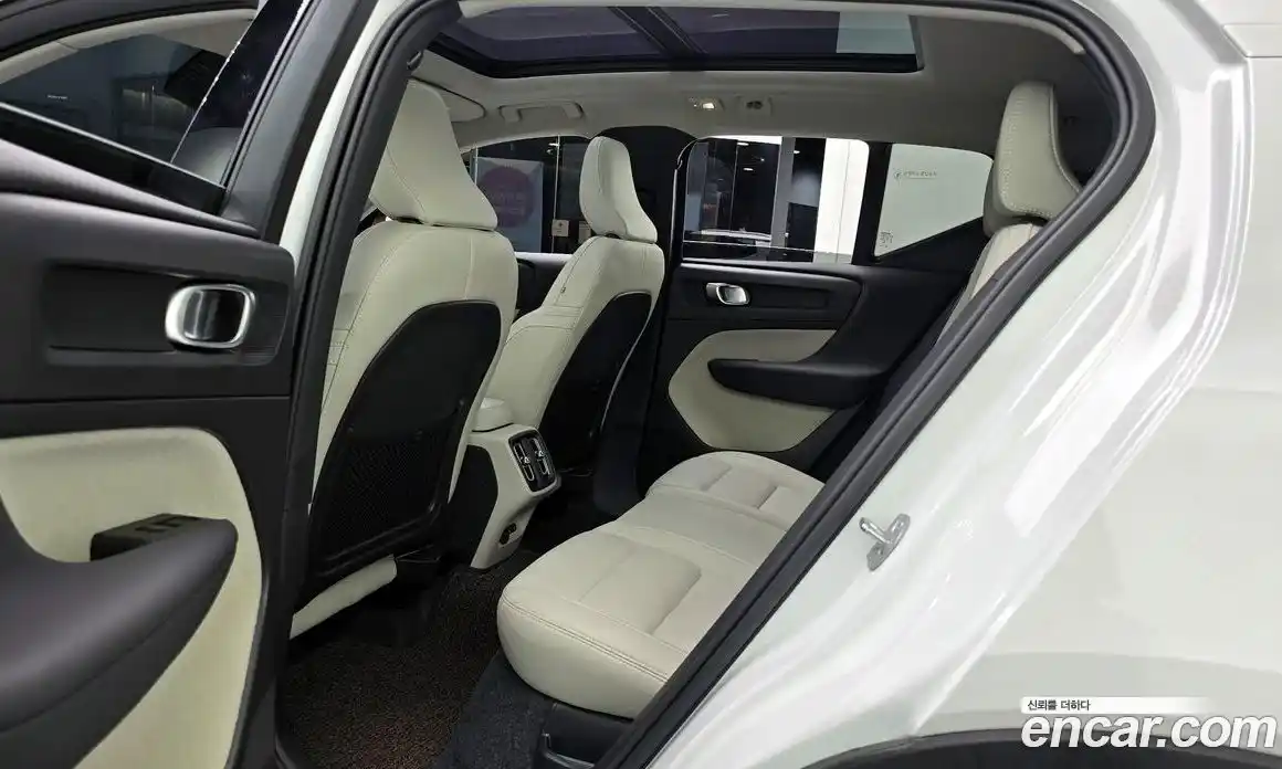 Volvo XC40 2025 2.0 автомат (гидро), фото 17