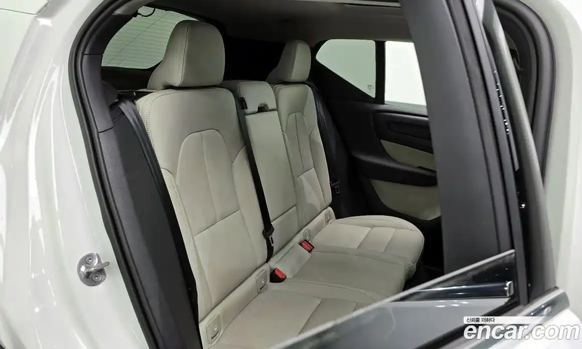 Volvo XC40 2025 2.0 автомат (гидро), фото 18