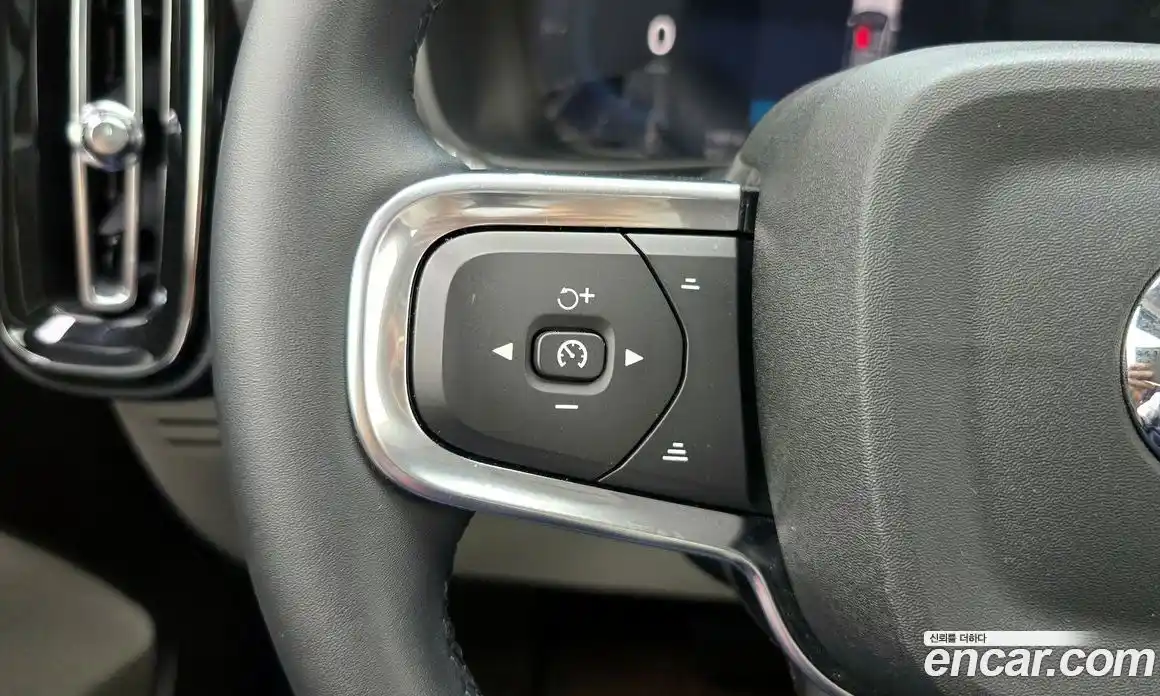 Volvo XC40 2025 2.0 автомат (гидро), фото 29