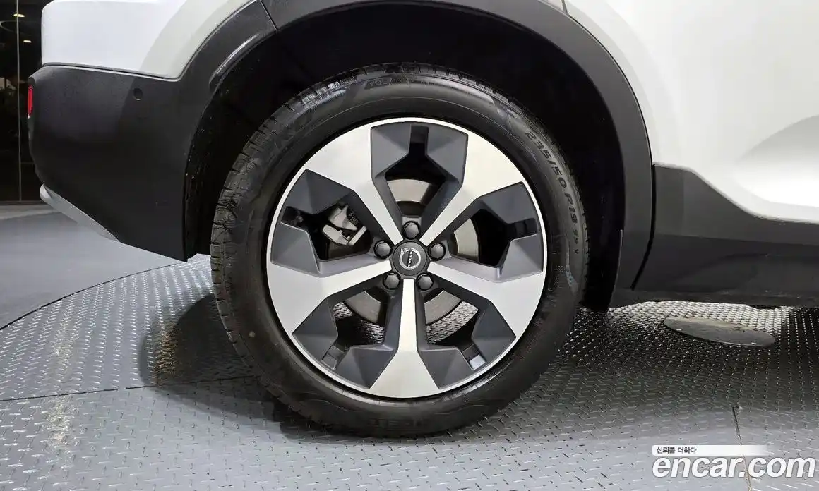 Volvo XC40 2025 2.0 автомат (гидро), фото 5
