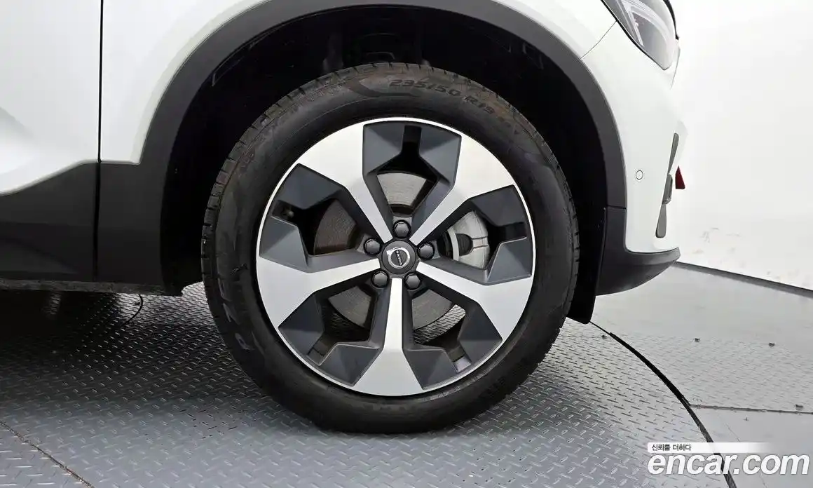 Volvo XC40 2025 2.0 автомат (гидро), фото 7