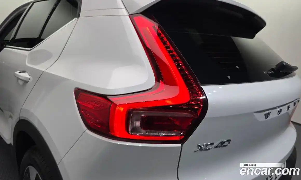 Volvo XC40 2025 2.0 автомат (гидро), фото 9