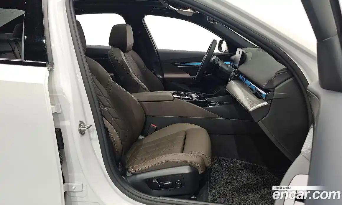 BMW 5-Series 2025 2.0 гидро, фото 13