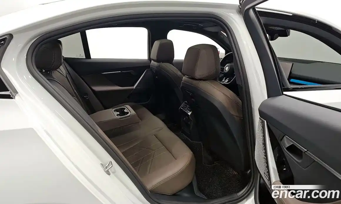 BMW 5-Series 2025 2.0 гидро, фото 16