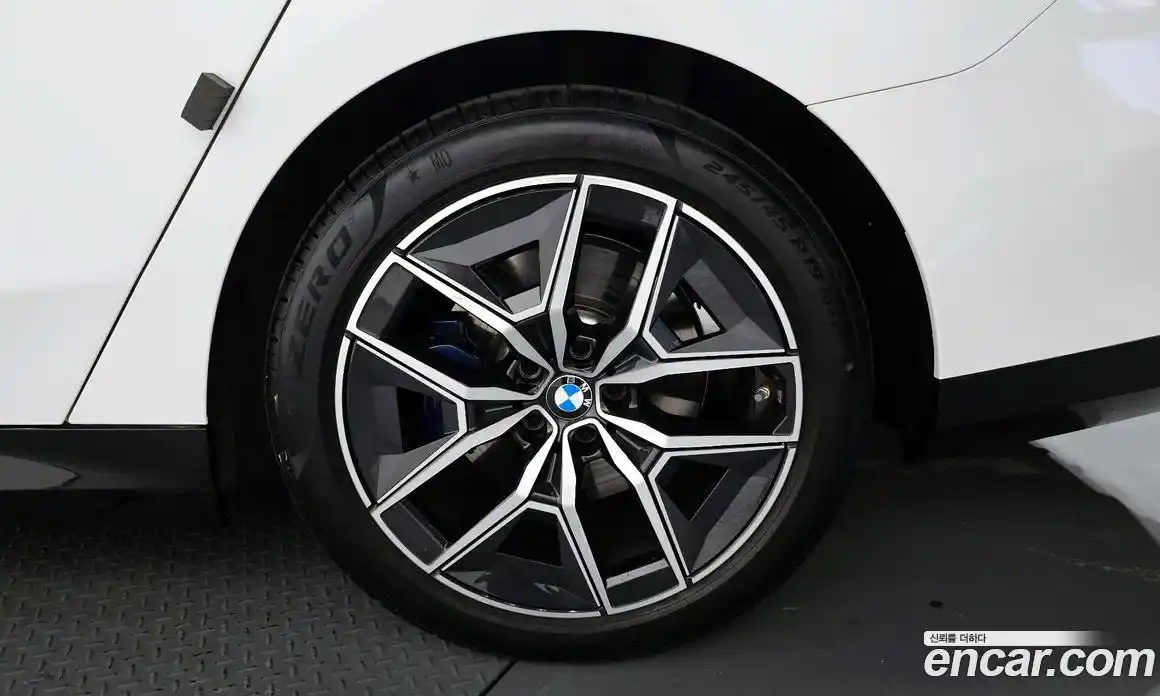 BMW 5-Series 2025 2.0 гидро, фото 7