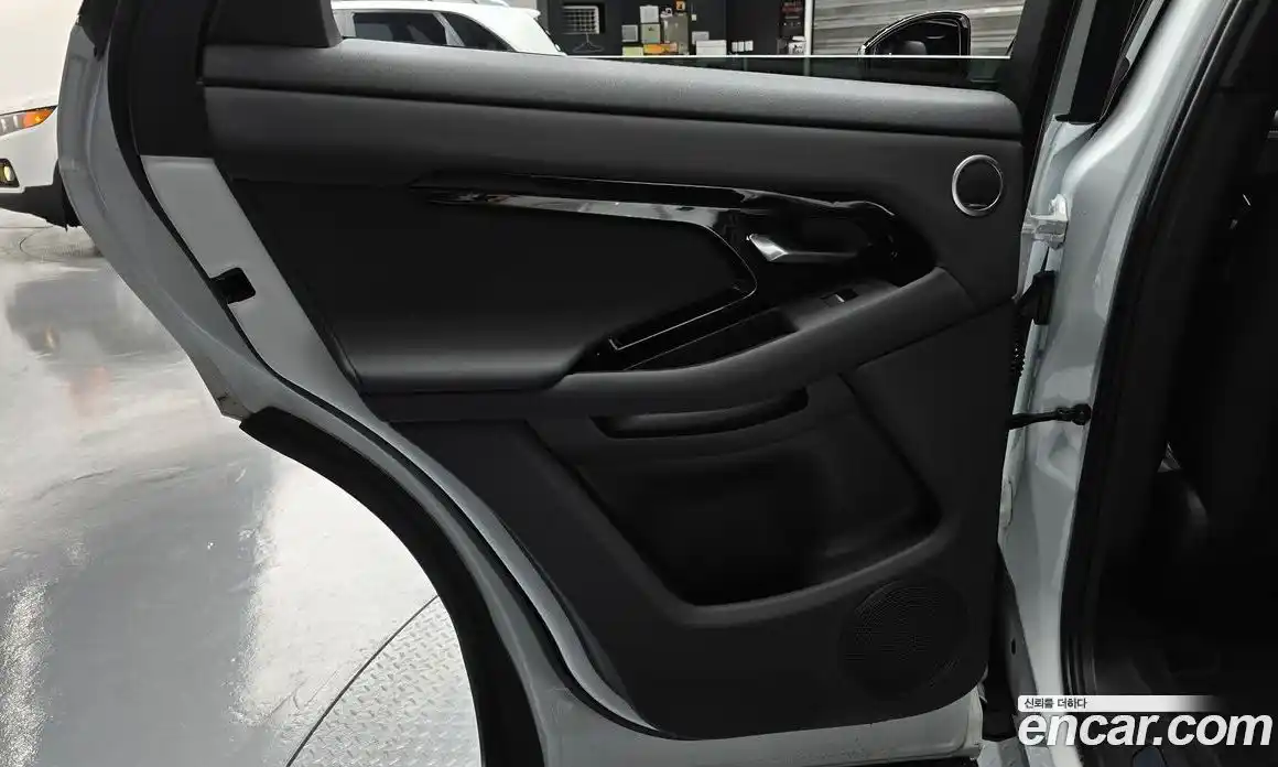 Land Rover Range Rover Evoque 2025 2.0 автомат (гидро), фото 15