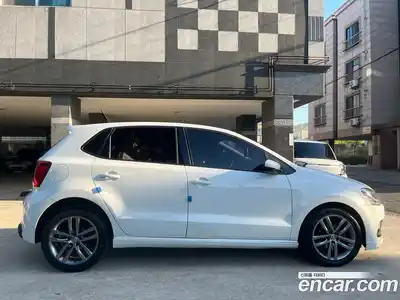 Volkswagen Polo 2015 1.4 автомат (гидро), миниатюра 3
