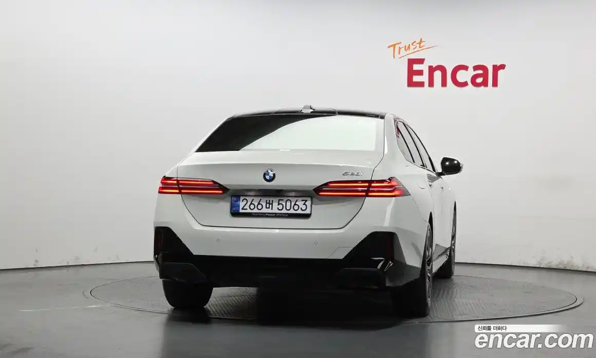BMW 5-Series 2025 2.0 гидро, фото 4