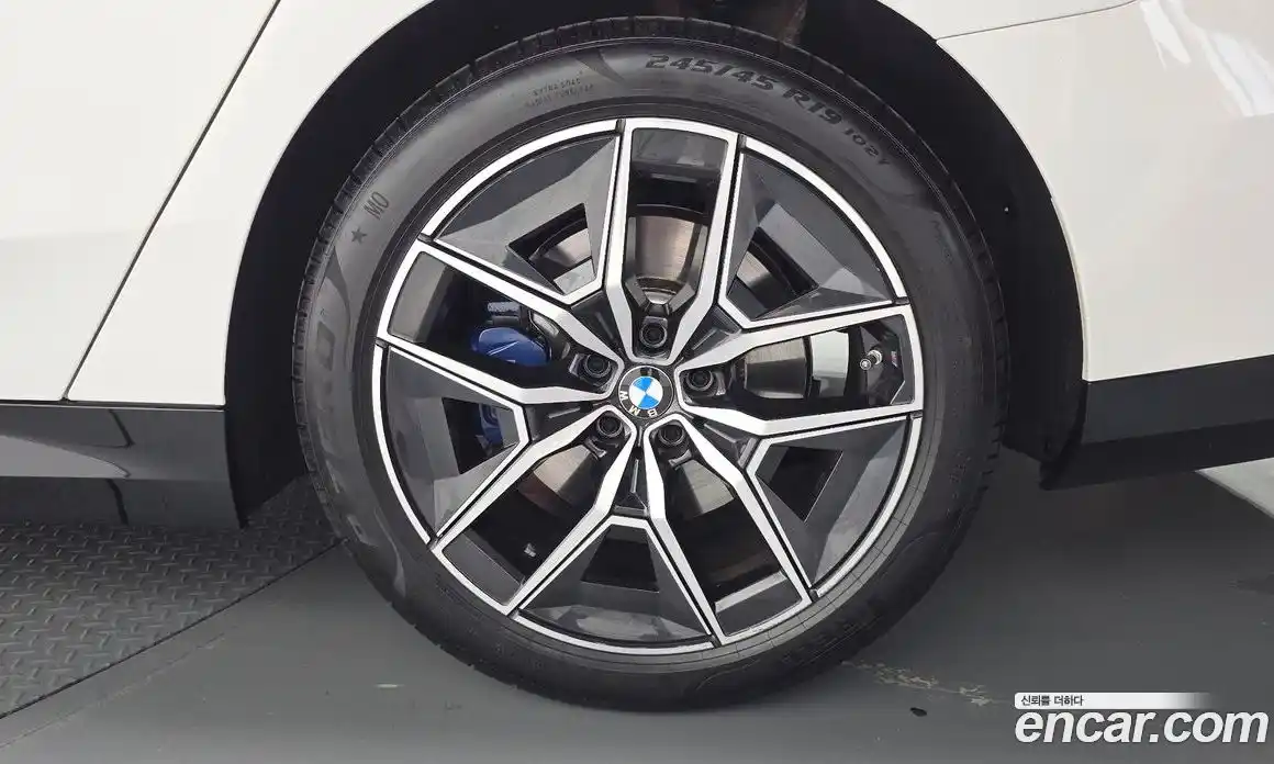 BMW 5-Series 2025 2.0 гидро, фото 7