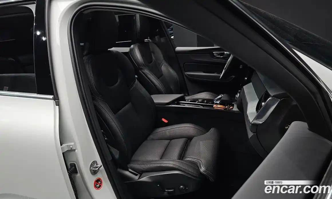 Volvo XC60 2024 2.0 автомат (гидро), фото 17