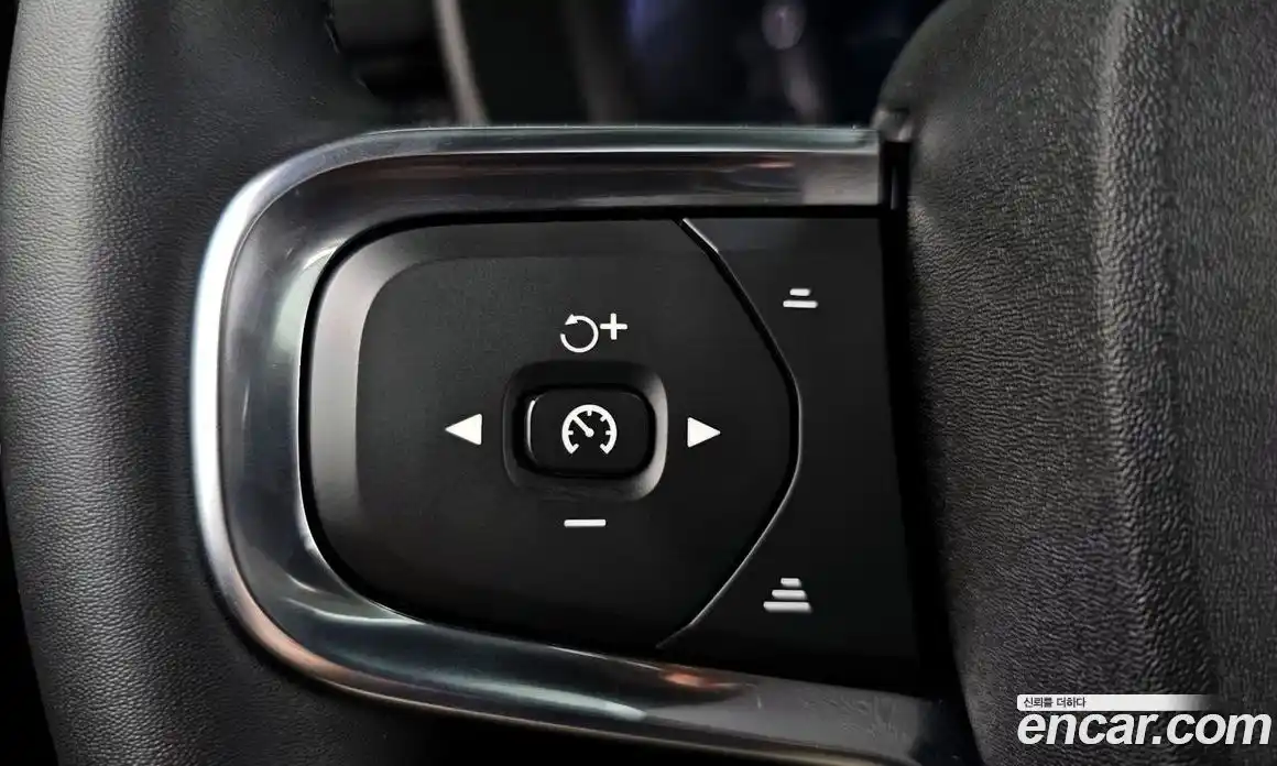 Volvo XC40 2025 2.0 автомат (гидро), фото 17