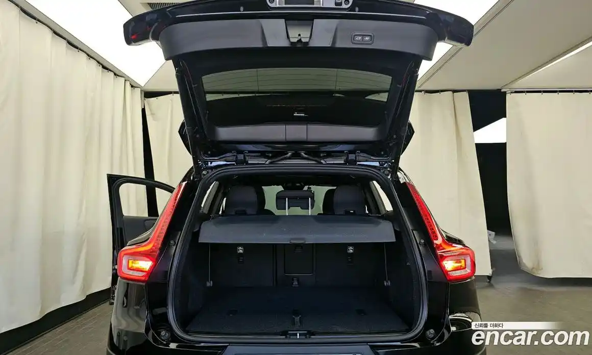 Volvo XC40 2025 2.0 автомат (гидро), фото 5
