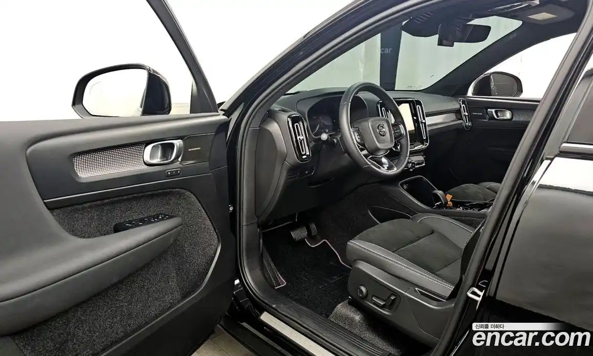 Volvo XC40 2025 2.0 автомат (гидро), фото 8