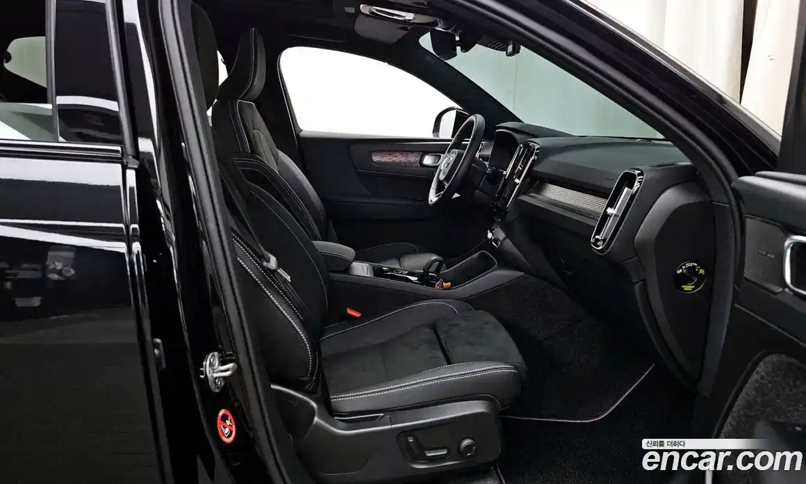 Volvo XC40 2025 2.0 автомат (гидро), фото 9