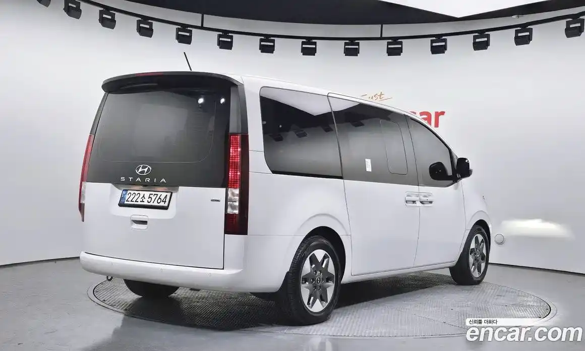 Hyundai Staria 2023 2.2 гидро, фото 2