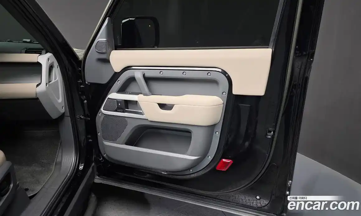 Land Rover Defender 2023 3.0 автомат (гидро), фото 15