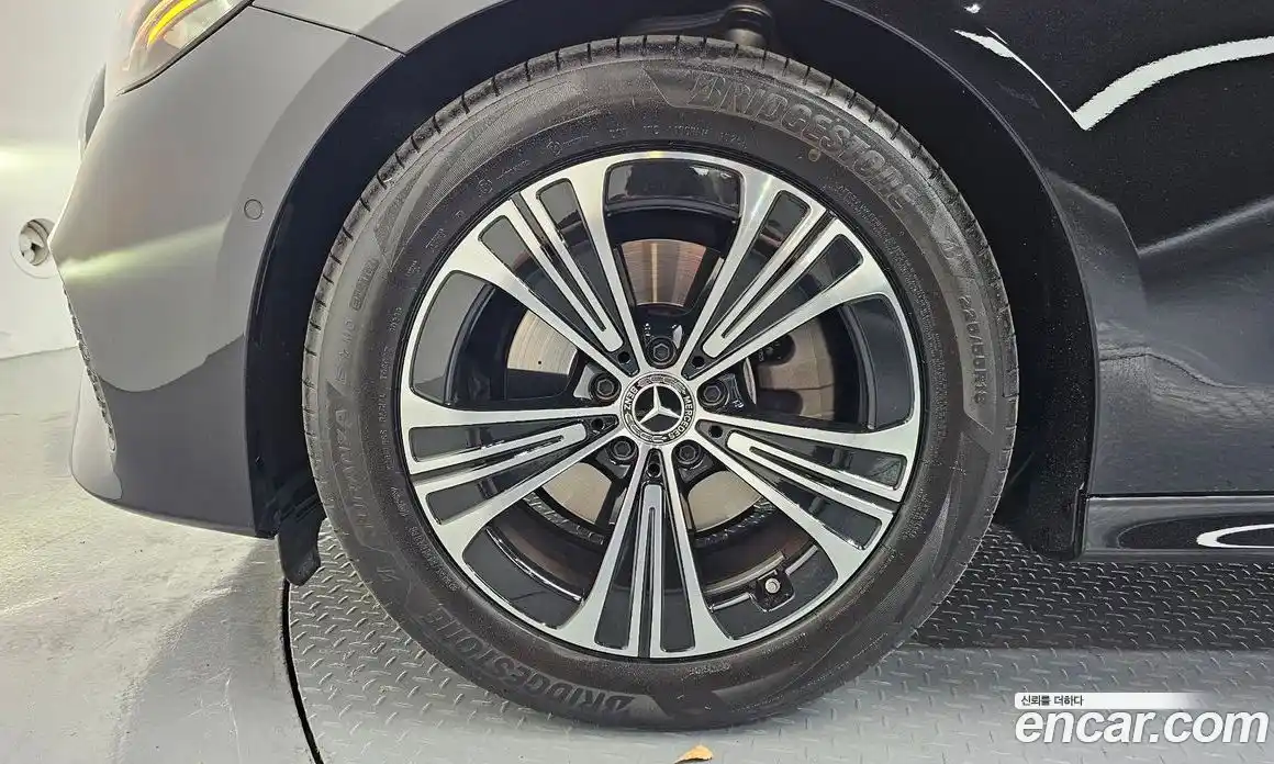 Mercedes-Benz E-Class 2025 2.0 гидро, фото 5