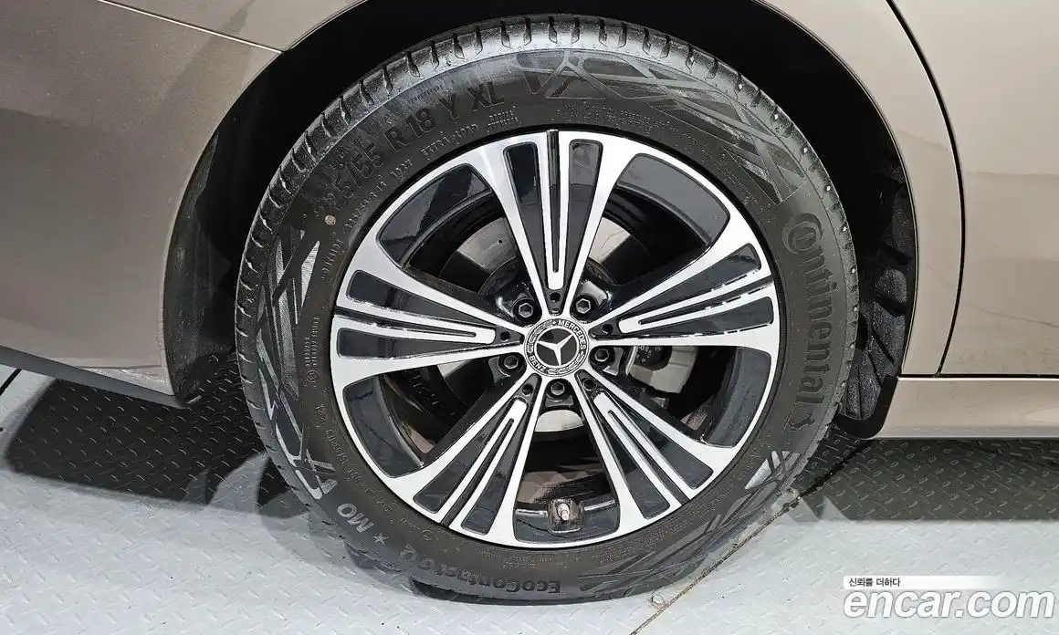 Mercedes-Benz E-Class 2025 2.0 гидро, фото 5