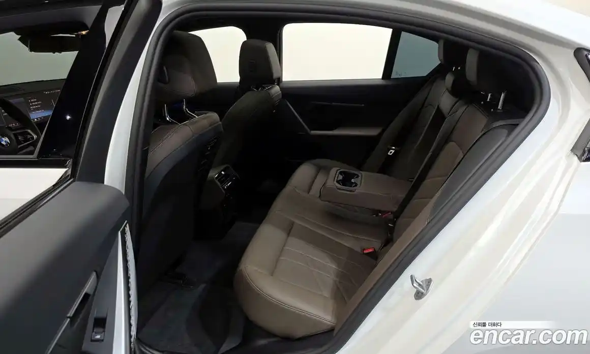 BMW 5-Series 2025 2.0 гидро, фото 12