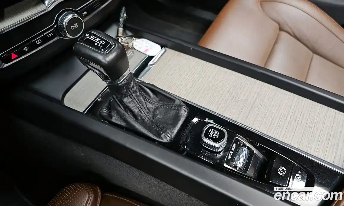 Volvo XC60 2020 2.0 автомат (гидро), фото 9