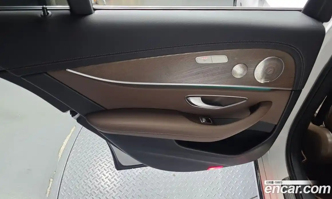 Mercedes-Benz E-Class 2021 2.0 гидро, фото 15