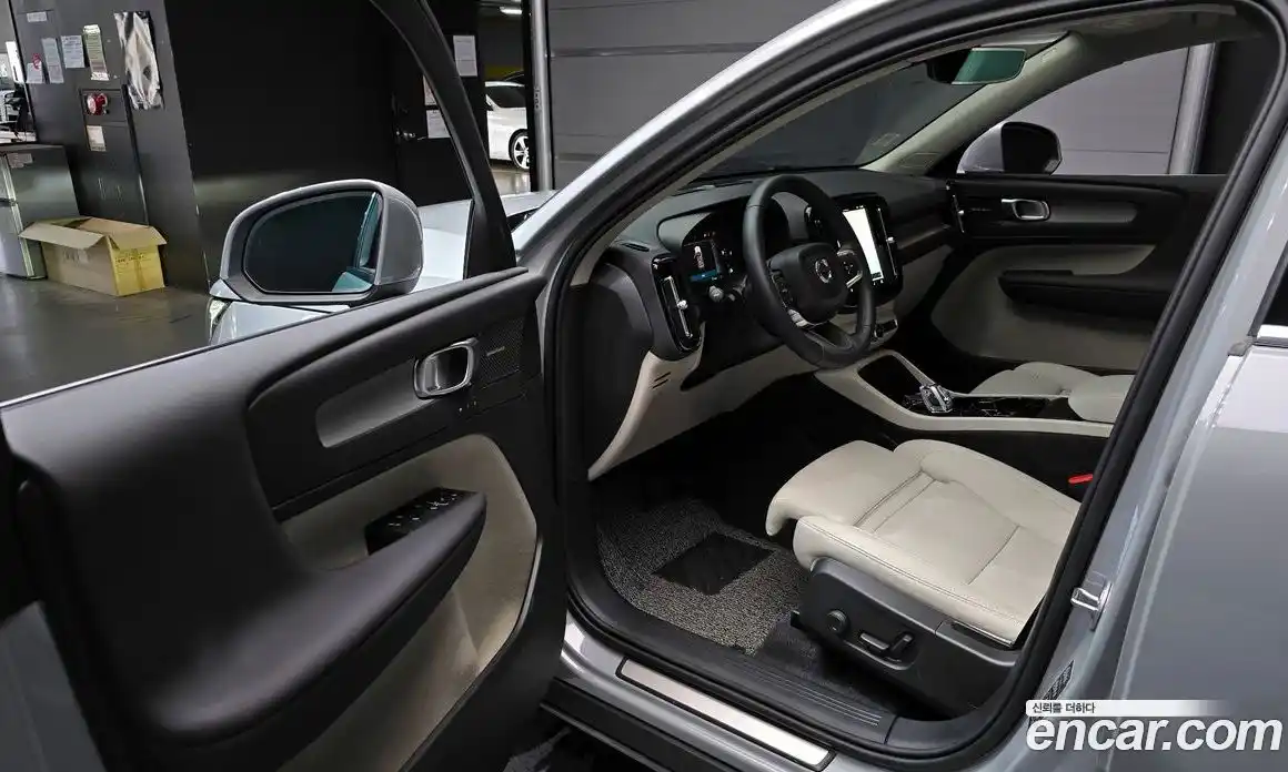 Volvo XC40 2024 2.0 автомат (гидро), фото 13