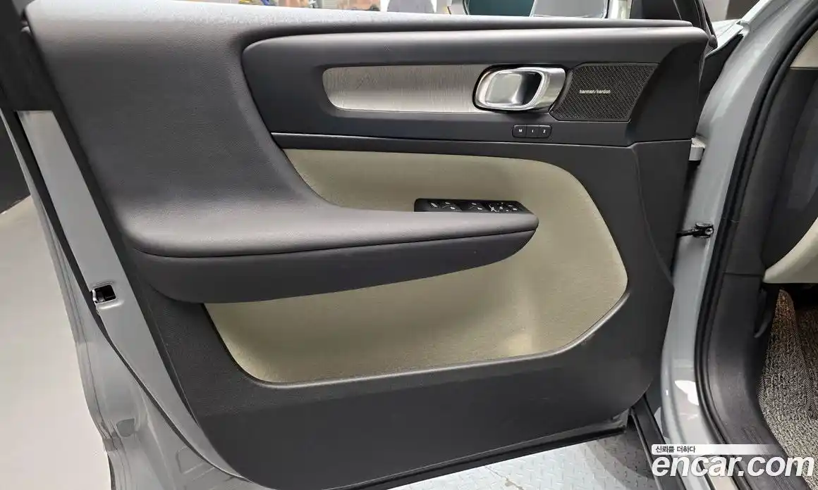 Volvo XC40 2024 2.0 автомат (гидро), фото 14