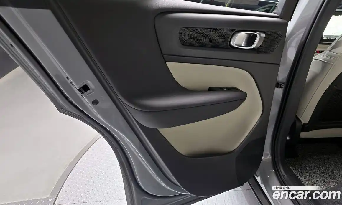 Volvo XC40 2024 2.0 автомат (гидро), фото 15