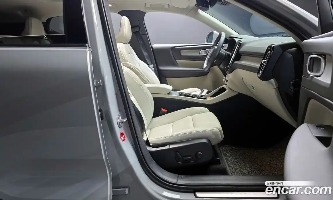Volvo XC40 2024 2.0 автомат (гидро), фото 16