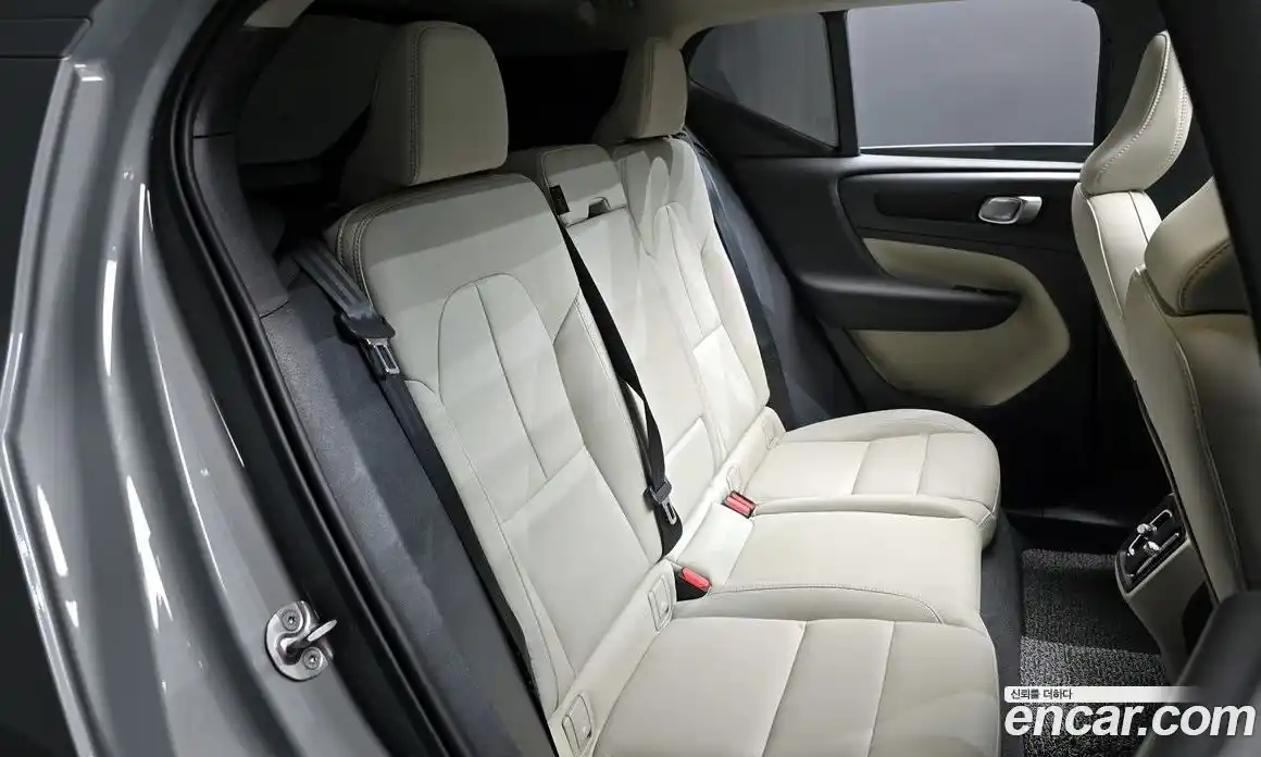 Volvo XC40 2024 2.0 автомат (гидро), фото 17