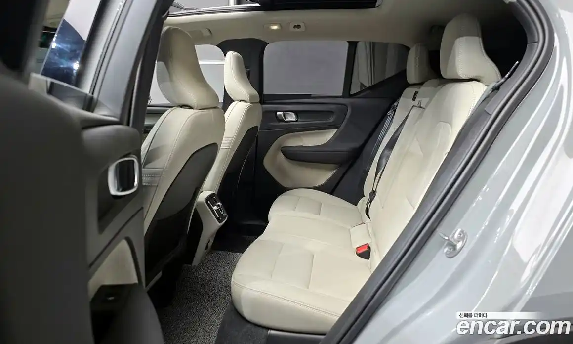 Volvo XC40 2024 2.0 автомат (гидро), фото 18