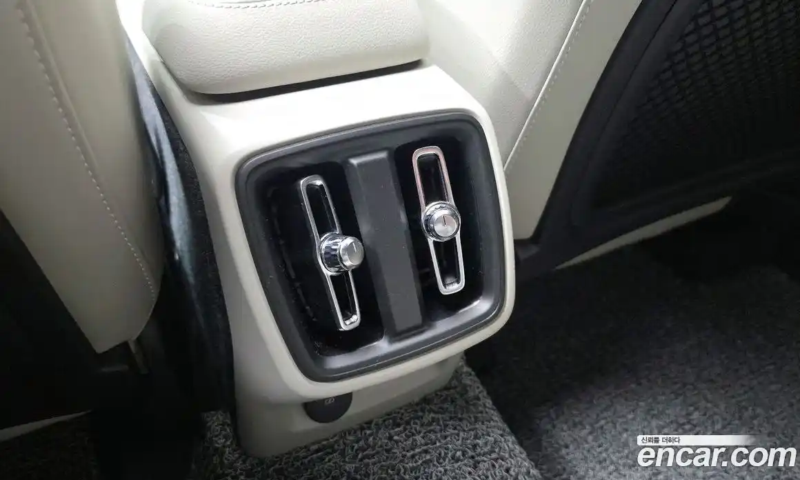 Volvo XC40 2024 2.0 автомат (гидро), фото 23