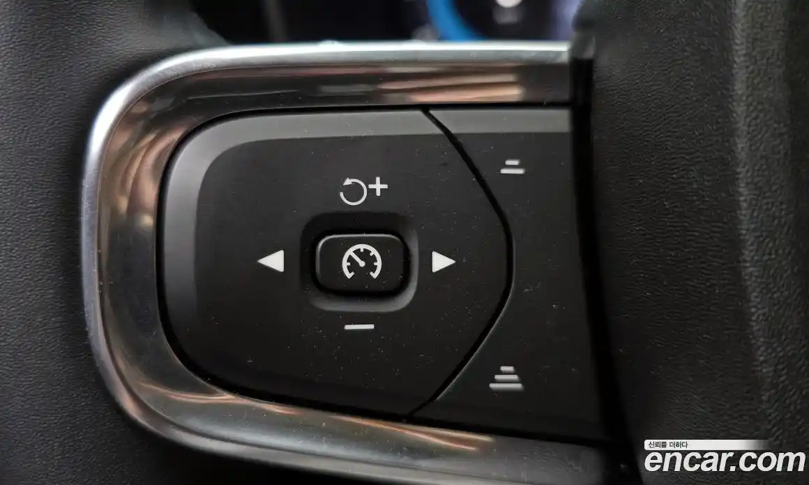 Volvo XC40 2024 2.0 автомат (гидро), фото 25